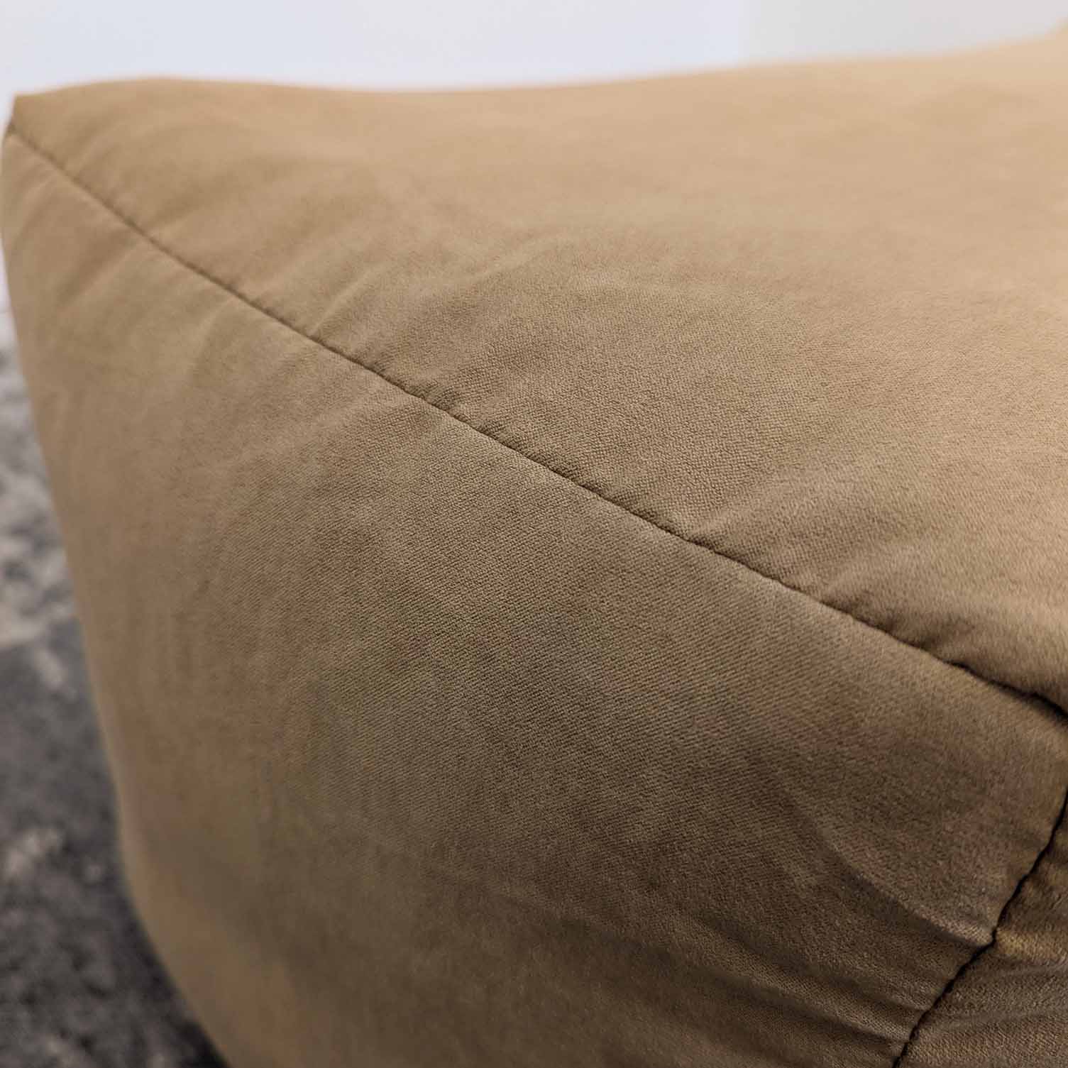 הדום פוף SILK חום בהיר תקריב