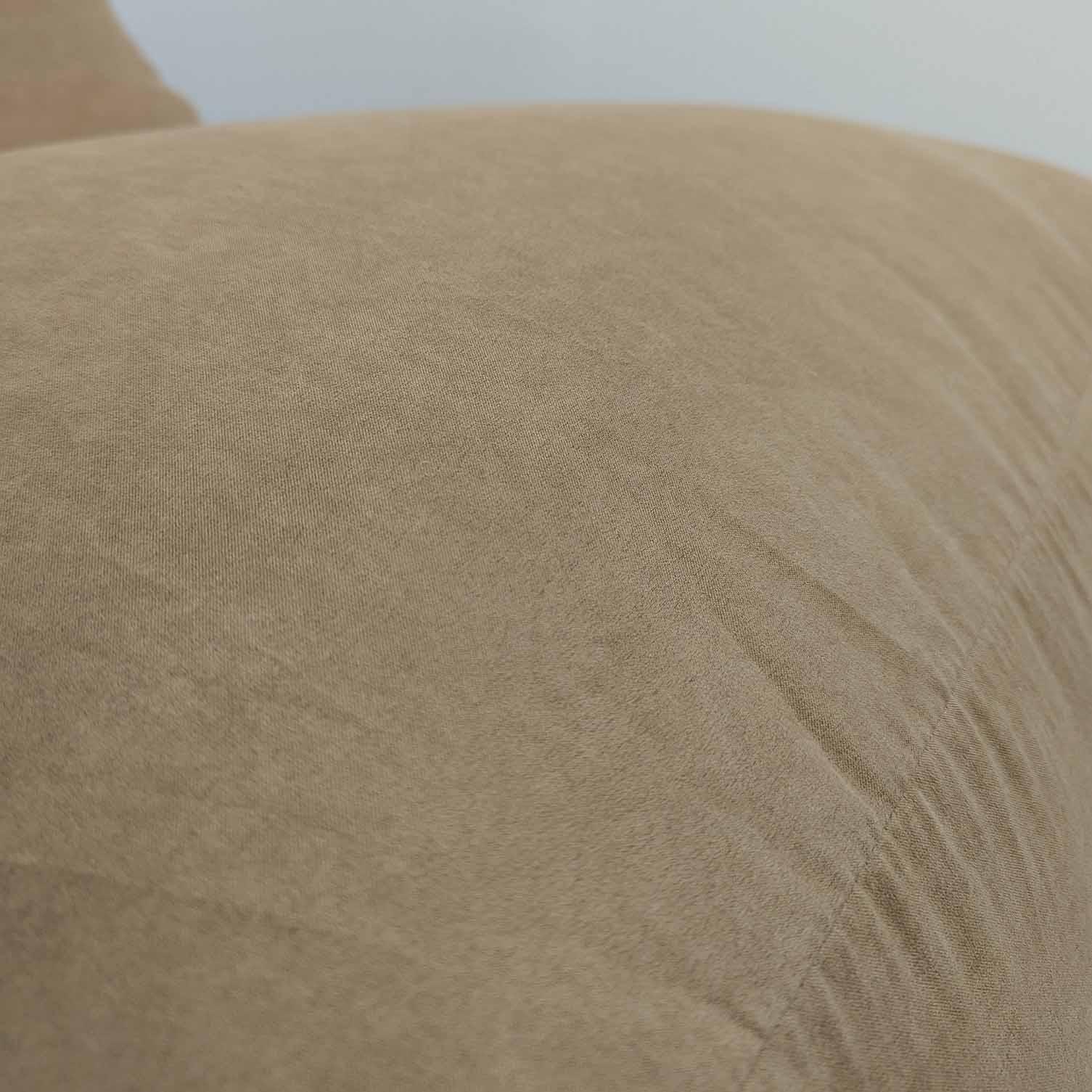 כורסת פוף SILK חום בהיר תקריב בד