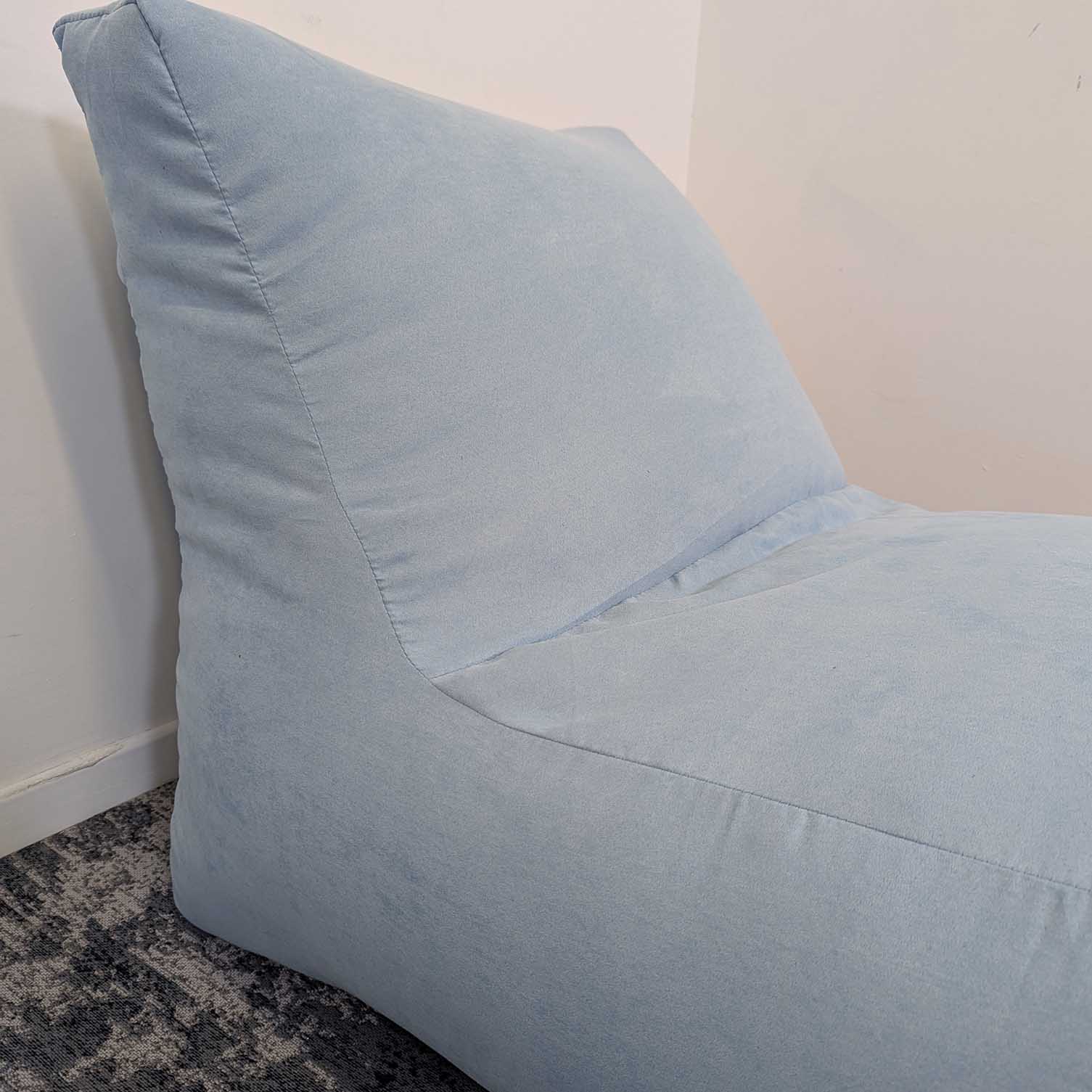 כורסת פוף SILK תכלת תקריב משענת