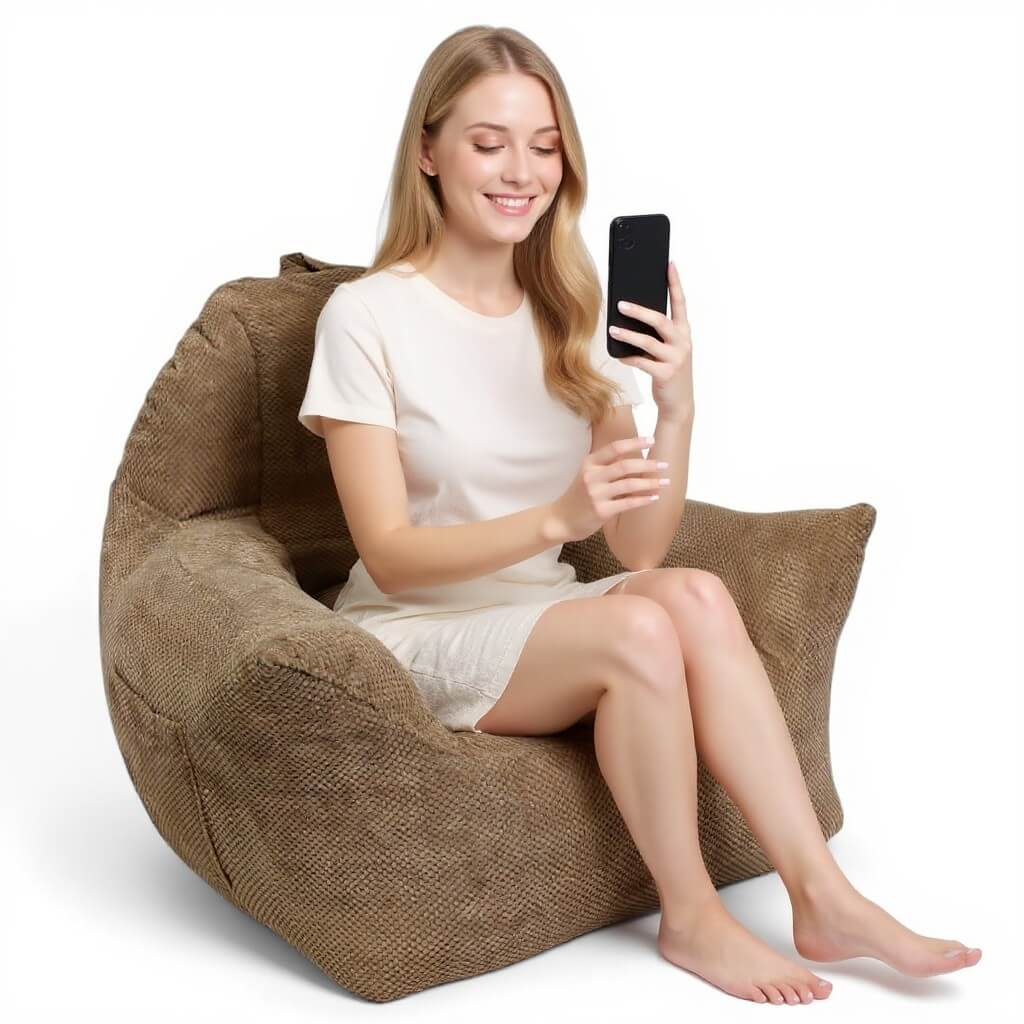 פוף כורסא לסלון VOLENDAM חום בהיר ממוקם בסלון