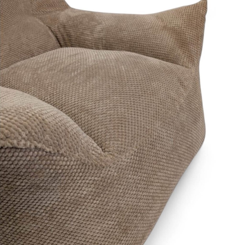 פוף כורסא לסלון VOLENDAM חום בהיר ממוקם בסלון