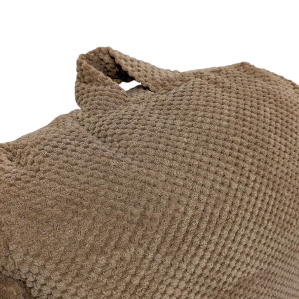 פוף כורסא לסלון VOLENDAM חום בהיר ממוקם בסלון