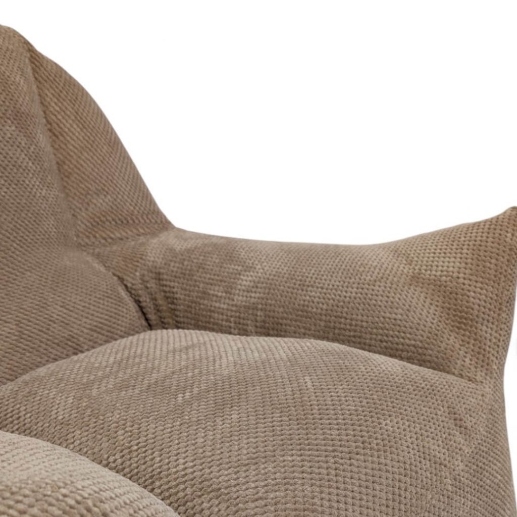 פוף כורסא לסלון VOLENDAM חום בהיר ממוקם בסלון