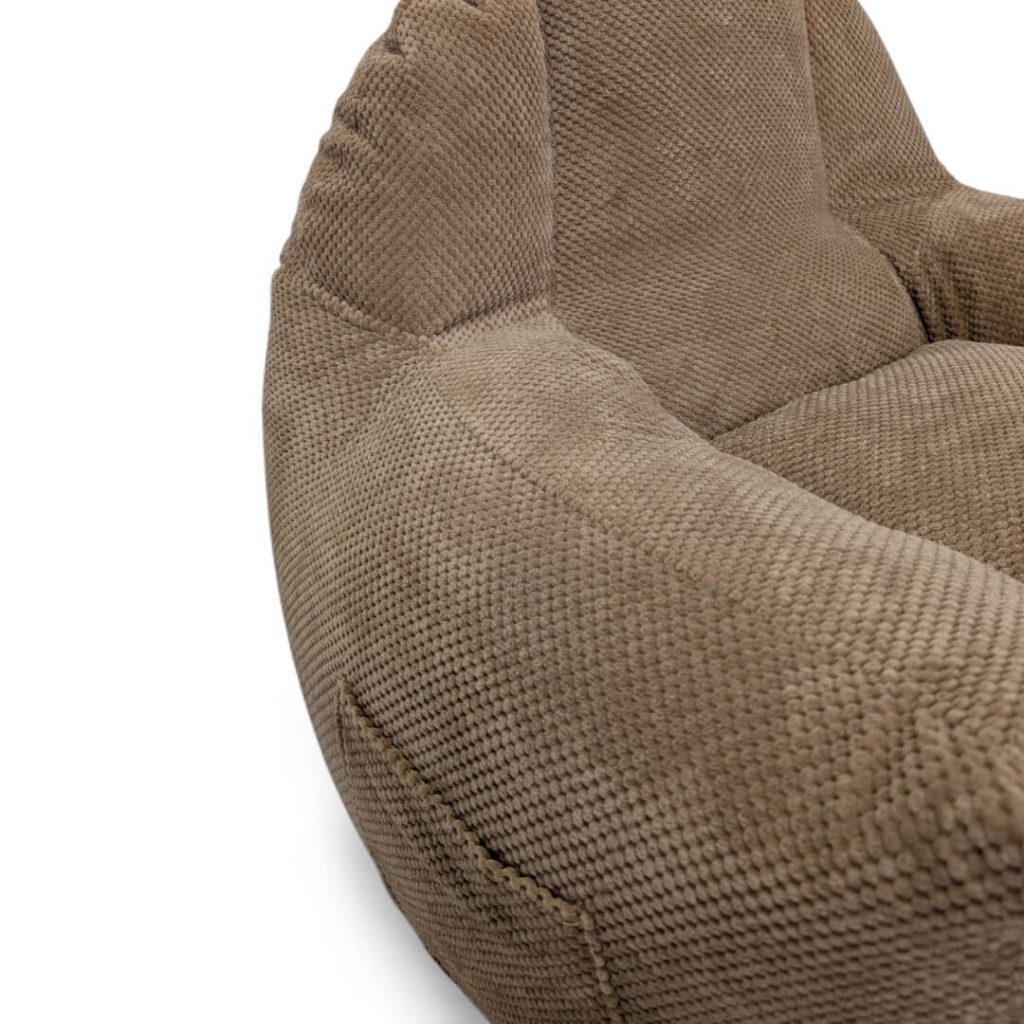 פוף כורסא לסלון VOLENDAM חום בהיר ממוקם בסלון