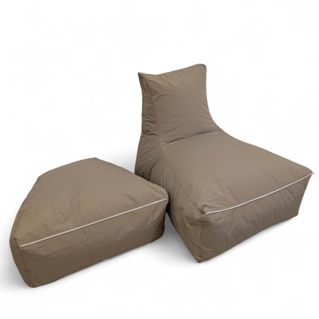 פוף מיטת שיזוף LUSINDA בז' כהה במרפסת