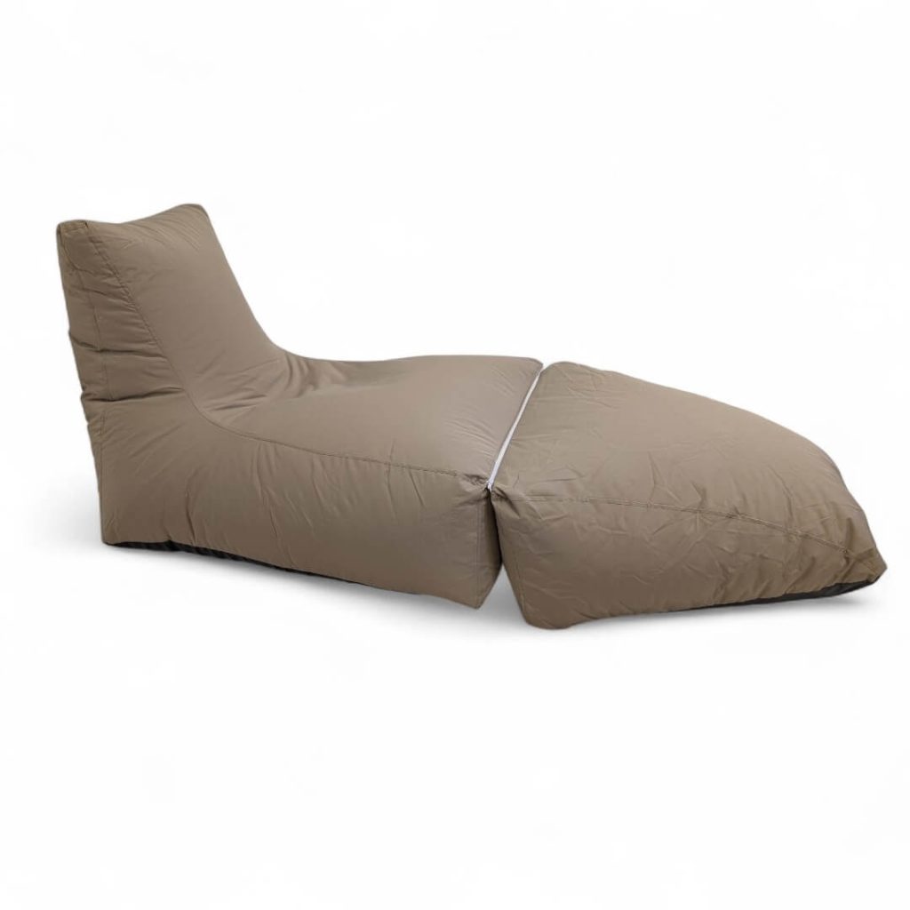 פוף מיטת שיזוף LUSINDA בז' כהה במרפסת