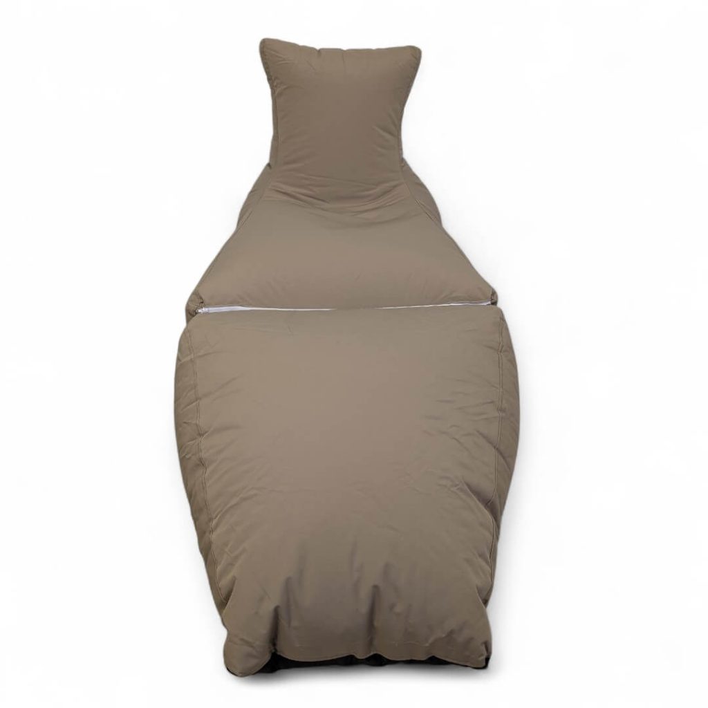 פוף מיטת שיזוף LUSINDA בז' כהה במרפסת