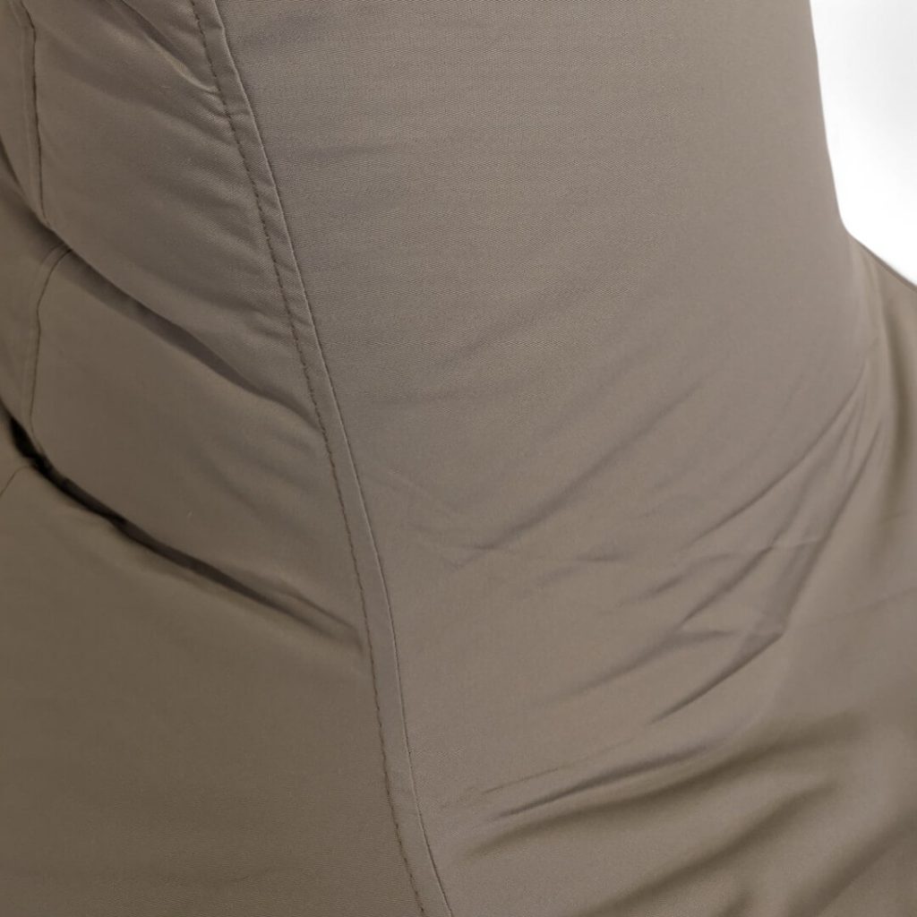 פוף מיטת שיזוף LUSINDA בז' כהה במרפסת