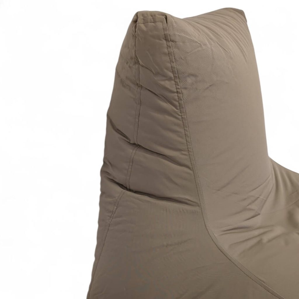 פוף מיטת שיזוף LUSINDA בז' כהה במרפסת