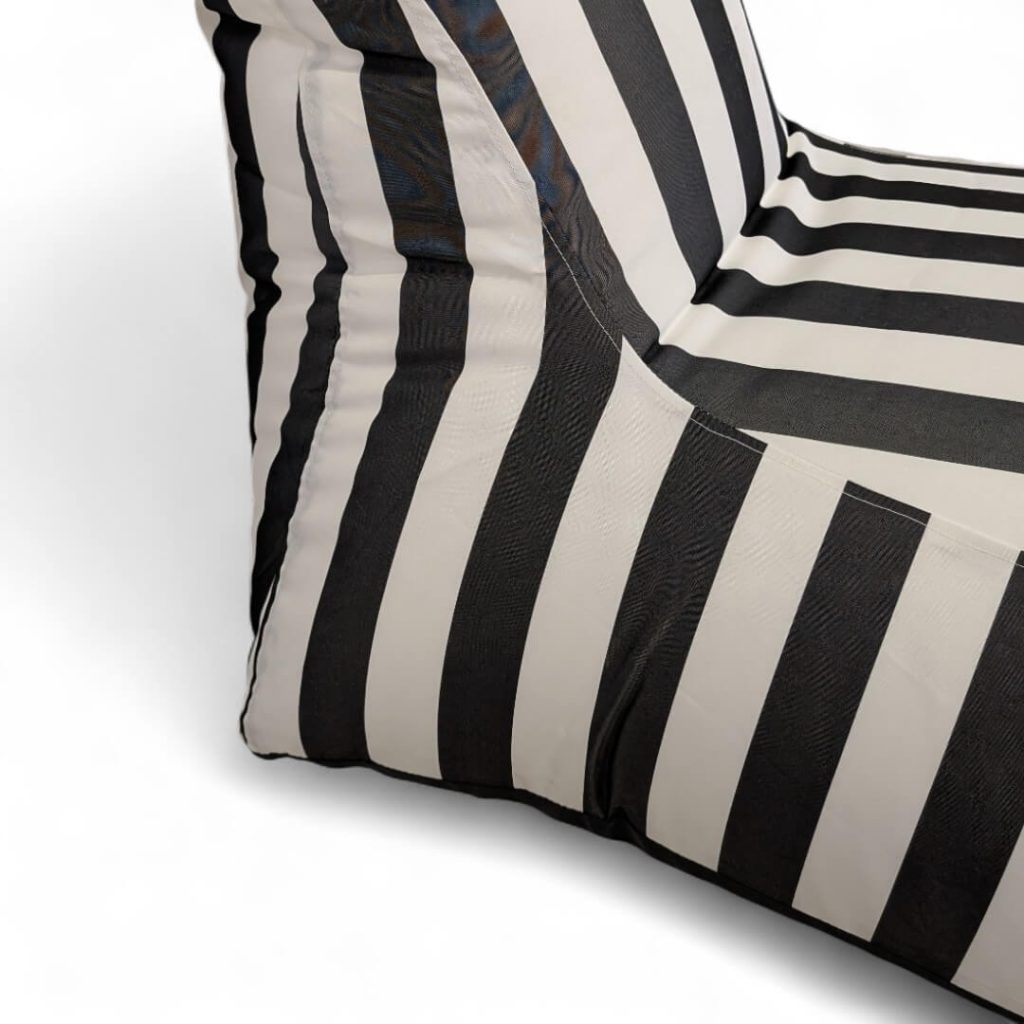 פוף מיטת שיזוף LUSINDA פסים לבן שחור עם דוגמנית