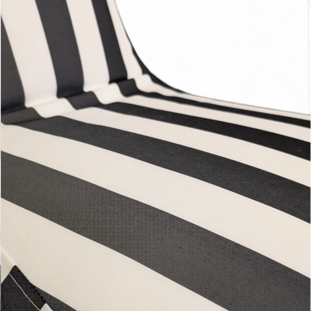 פוף מיטת שיזוף LUSINDA פסים לבן שחור עם דוגמנית