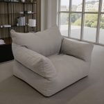 כורסת פוף ענקית דגם Orti – דמוי זמש אפור בהיר