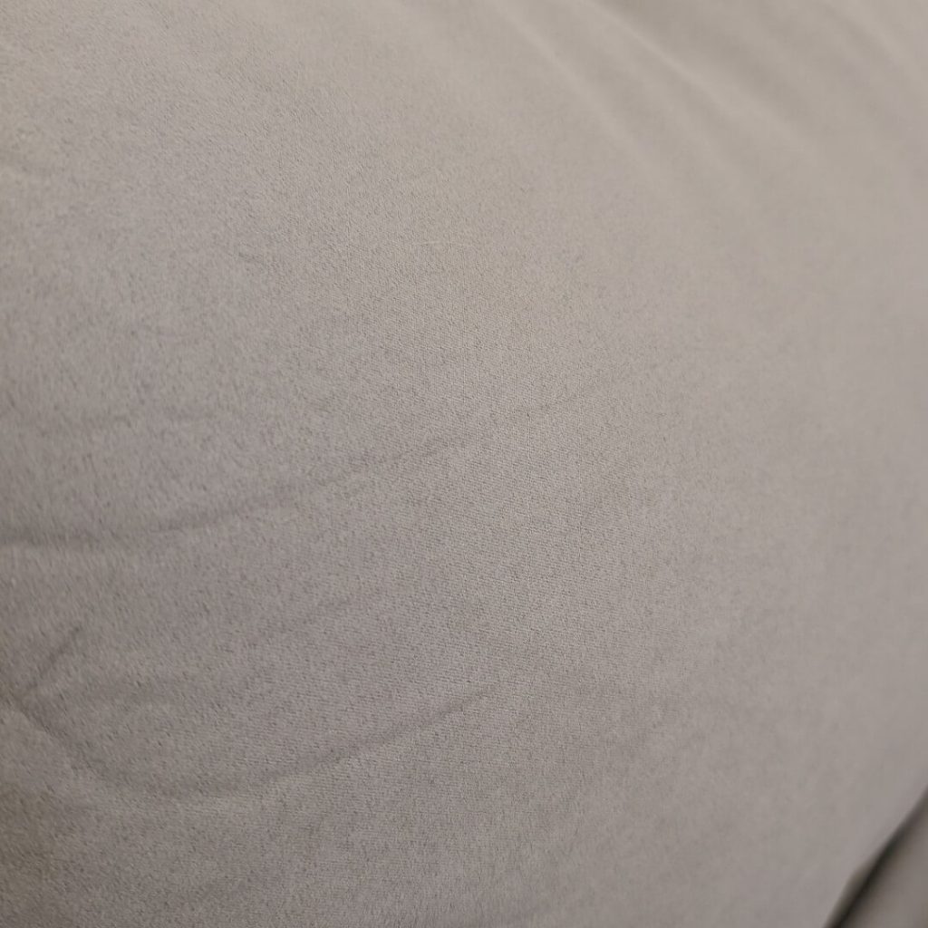 כורסת פוף ORTI בד דמוי זמש קטיפתי אפור